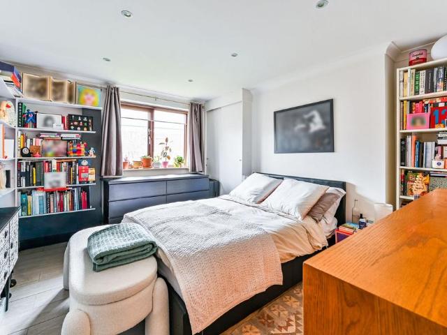 Flat for sale in Islington, Greater London