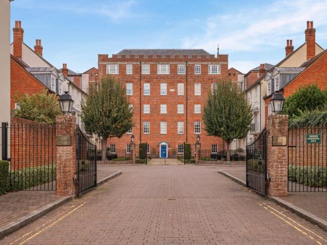 Flat for sale in Salisbury, Wiltshire