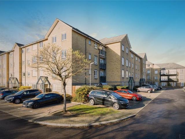 Flat for sale in Grays, Essex
