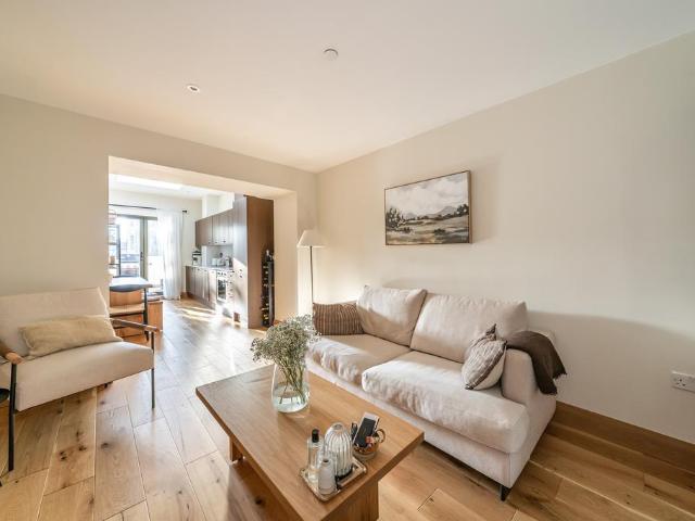 Flat for sale in Clapham, Greater London