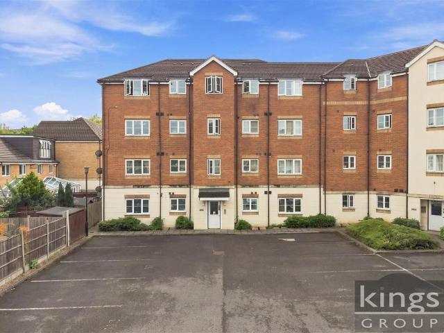 Flat for sale in Broxbourne, Hertfordshire