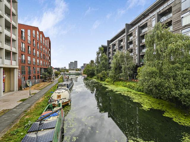 Flat for sale in Old Ford, Bow
