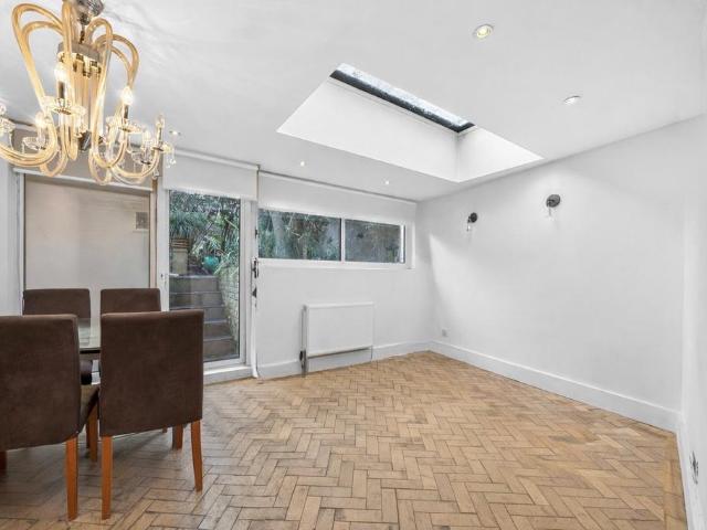 Flat for sale in Stockwell, Greater London