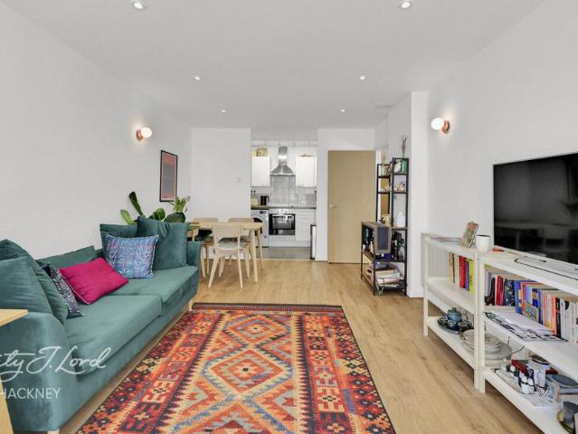 Flat for sale in South Hackney, Greater London