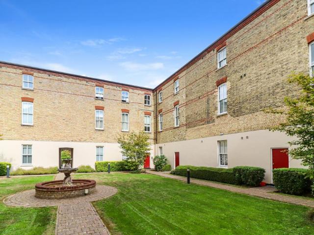 Flat for sale in Leavesden, Three Rivers