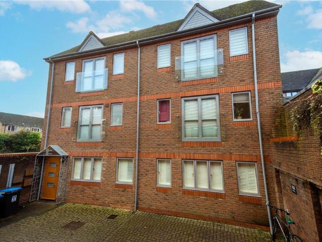 Flat for sale in Ashlyns Estate, Pouchen End