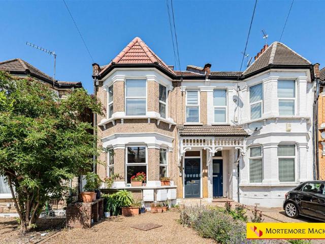Flat for sale in Palmers Green, Greater London