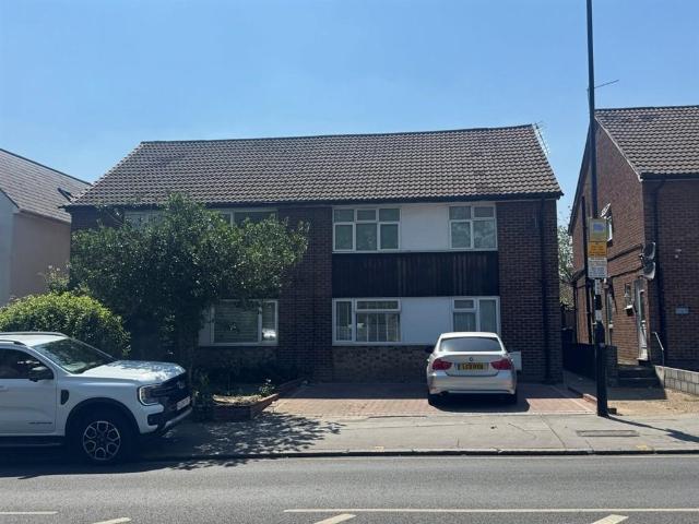 Flat for sale in London Borough of Croydon, South Norwood