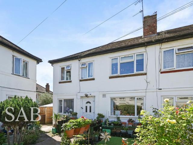 Flat for sale in London Borough of Ealing, Greenford