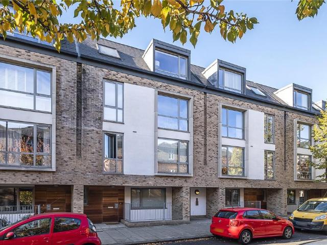 Flat for sale in Stockwell Park, Greater London