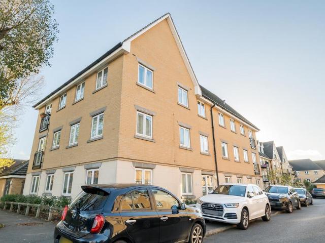 Flat for sale in London Borough of Hounslow, Greater London