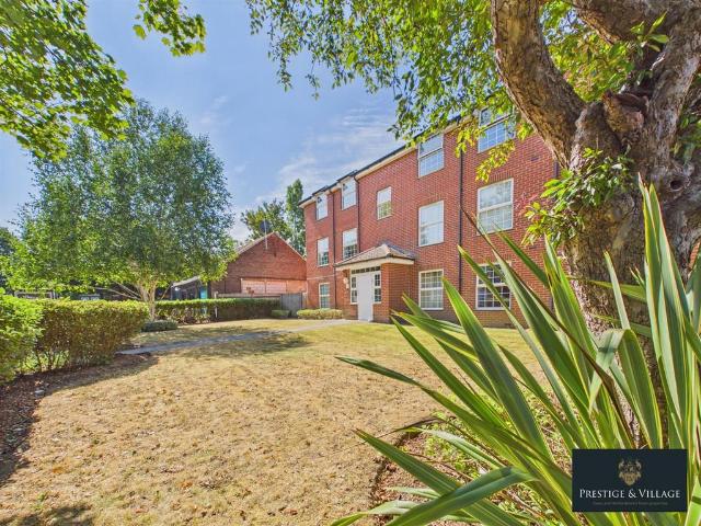 Flat for sale in Fretherne, Hertfordshire