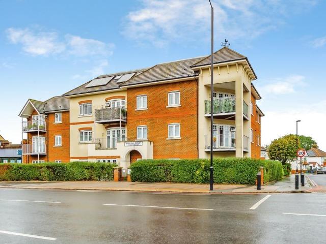 Flat for sale in London Borough of Croydon, Shirley