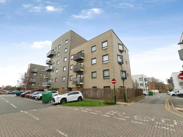 Flat for sale in The Wrythe, Greater London