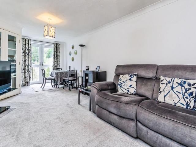 Flat for sale in Hillview, Surrey