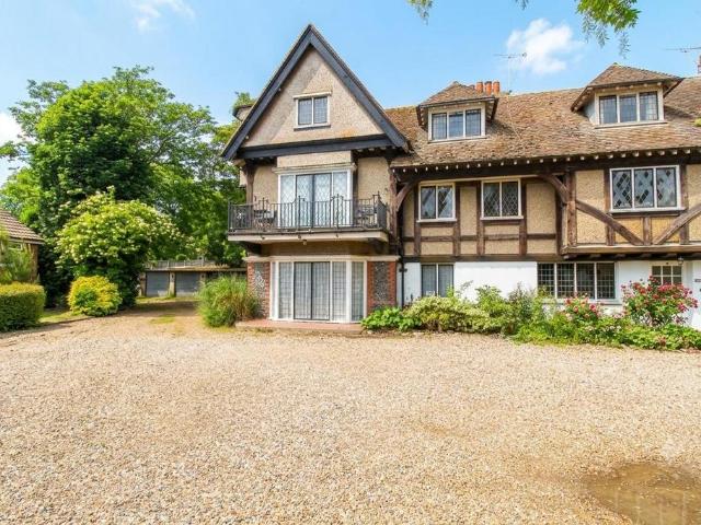 Flat for sale in Acol, Kent