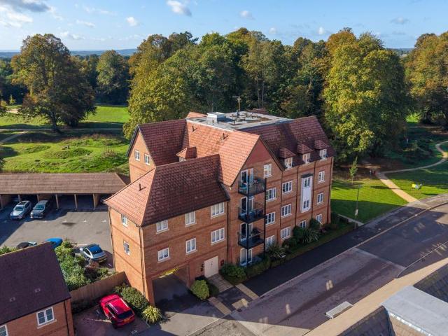 Flat for sale in High Wycombe Community Board, High Wycombe
