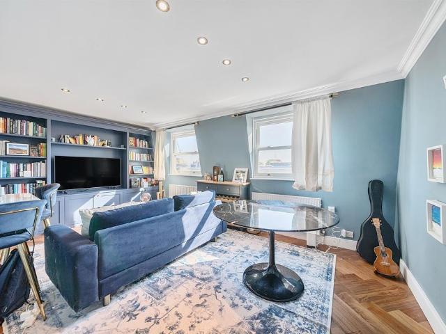 Flat for sale in Earl's Court, Greater London