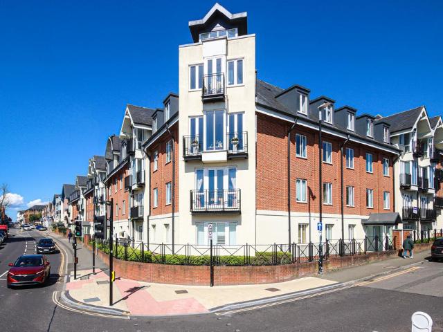 Flat for sale in St Albans, Five Acres