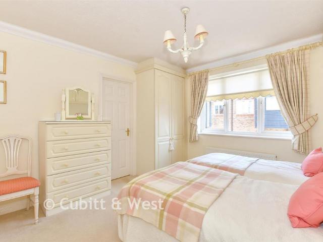 Flat for sale in Arundel, Clapham