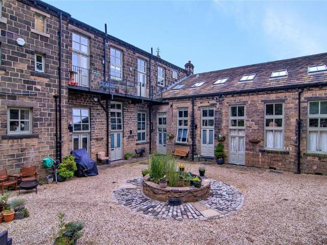 Flat for sale in Crossflatts, West Yorkshire