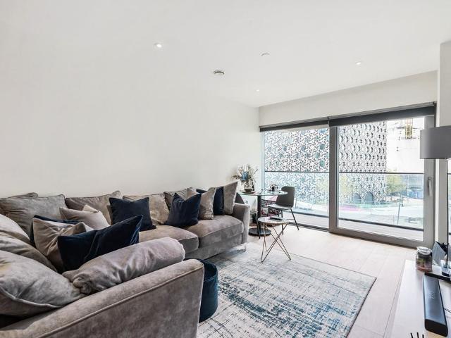 Flat for sale in Greenwich Peninsula, Greater London