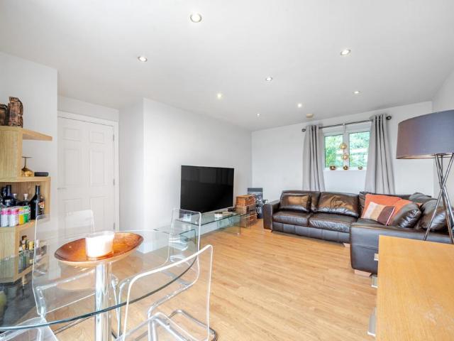 Flat for sale in Hainault, Greater London