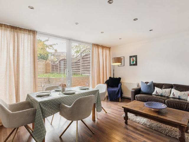 Flat for sale in Stockwell, Greater London