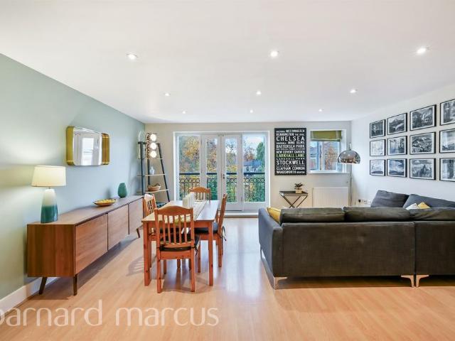 Flat for sale in Stockwell, Greater London