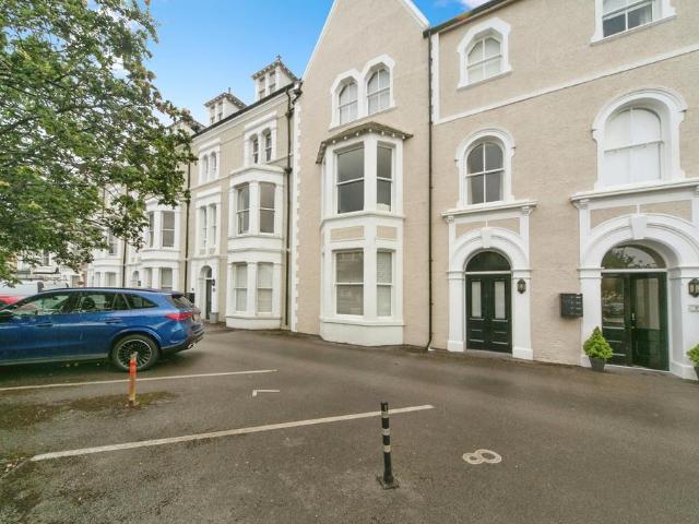 Flat for sale in Llandudno, Wales