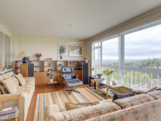 Flat for sale in London Borough of Lewisham, Forest Hill
