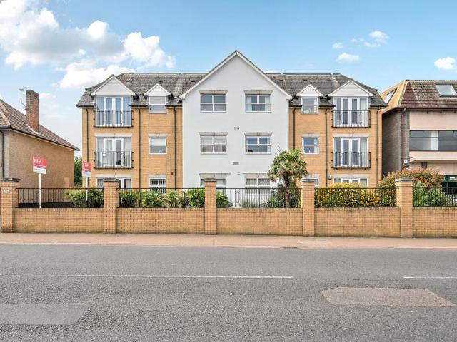 Flat for sale in West Wickham, Greater London