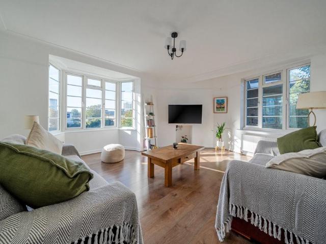 Flat for sale in London Borough of Hounslow, Greater London