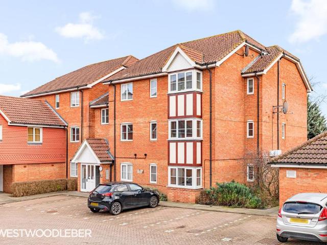 Flat for sale in Broxbourne, Hertfordshire