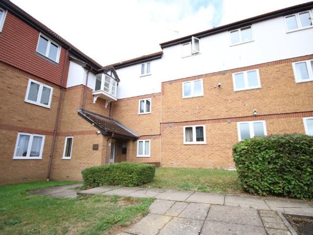 Flat for sale in Broadfields, Greater London
