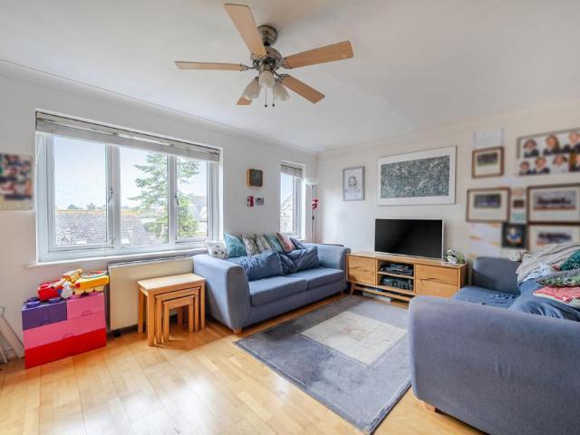 Flat for sale in Fulham, Greater London