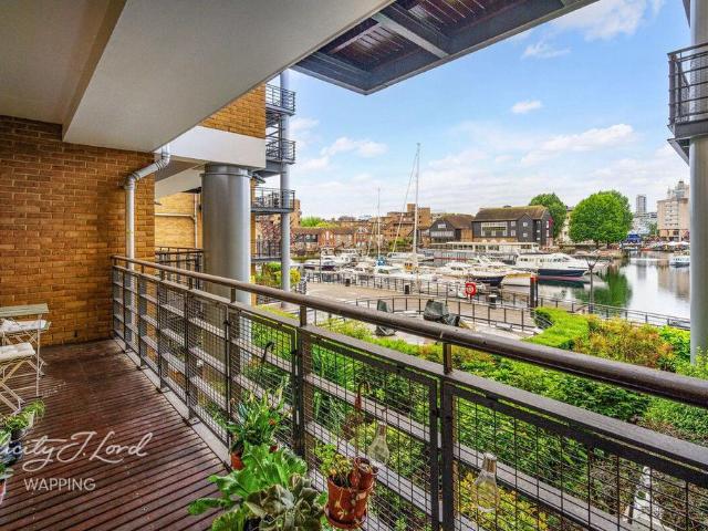 Flat for sale in St. George in the East, Wapping