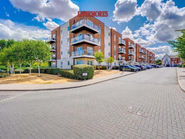 Flat for sale in Barnes Cray, Greater London