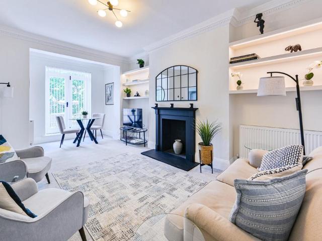 Flat for sale in Earl's Court, Greater London