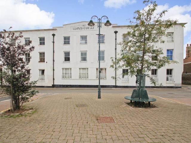 Flat for sale in Middle Deal, Ash