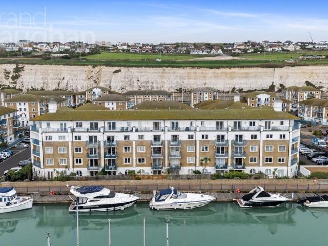 Flat for sale in Roedean