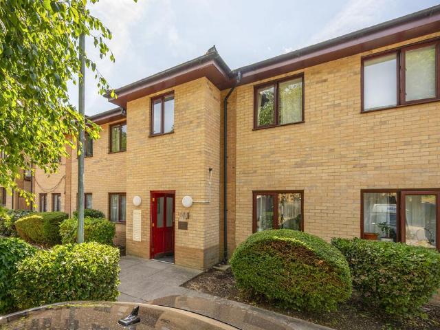 Flat for sale in Roehampton, Greater London