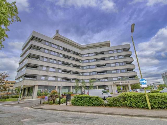 Flat for sale in Elstree and Borehamwood, Borehamwood