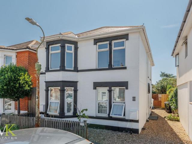 Flat for sale in Pokesdown, Bournemouth