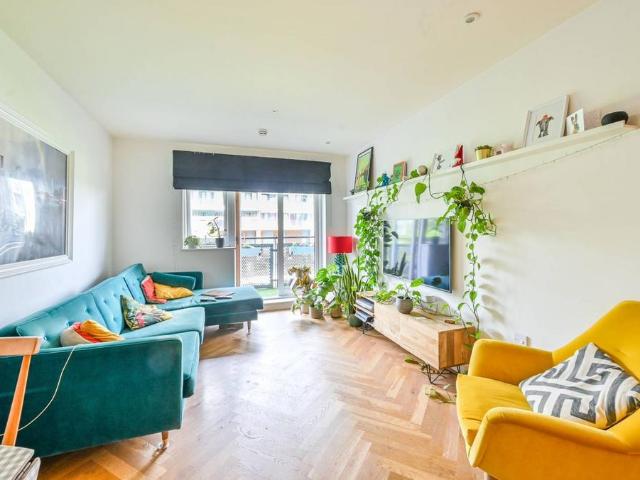 Flat for sale in Mile End, Greater London