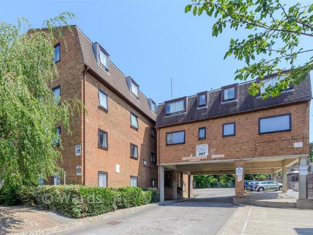 Flat for sale in Brompton, Gillingham