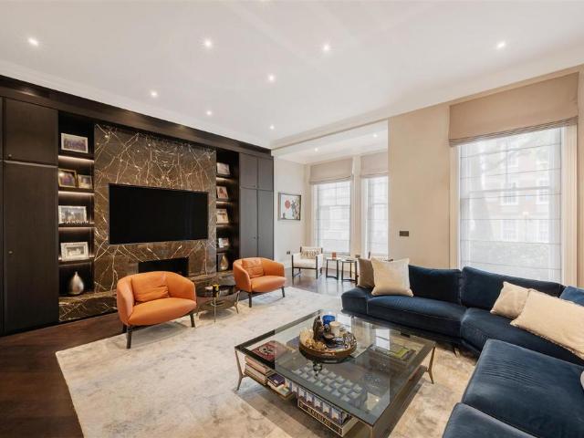 Flat for sale in Earl's Court, Greater London