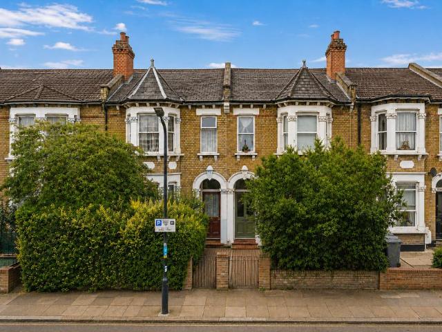 Flat for sale in Harlesden, Greater London