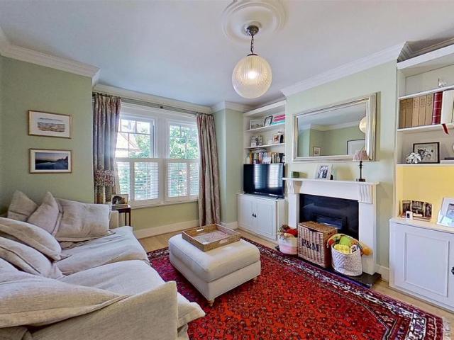 Flat for sale in Earlsfield, Greater London