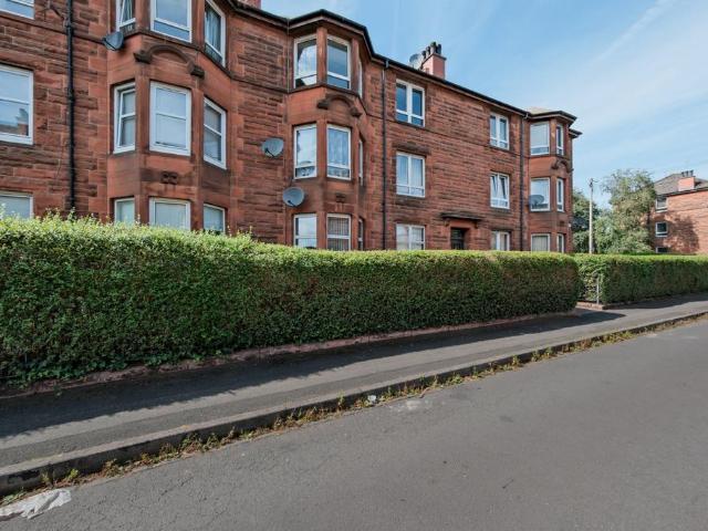 Flat for sale in Crosshill, Scotland